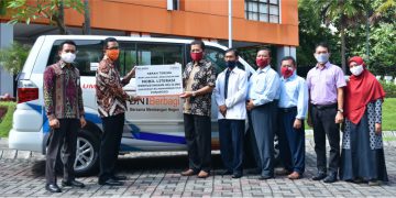 Mobil Literasi Bantuan dari BNI untuk Universitas Muhamadiyah Ponorogo. (Dok. UMPO)