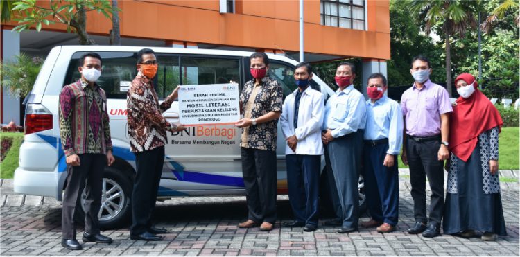 Mobil Literasi Bantuan dari BNI untuk Universitas Muhamadiyah Ponorogo. (Dok. UMPO)