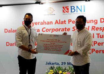 Penyerahan bantuan Alat Pelindung Diri (APD) kepada petugas pos. (Dok. BNI)