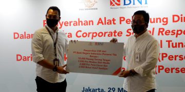 Penyerahan bantuan Alat Pelindung Diri (APD) kepada petugas pos. (Dok. BNI)