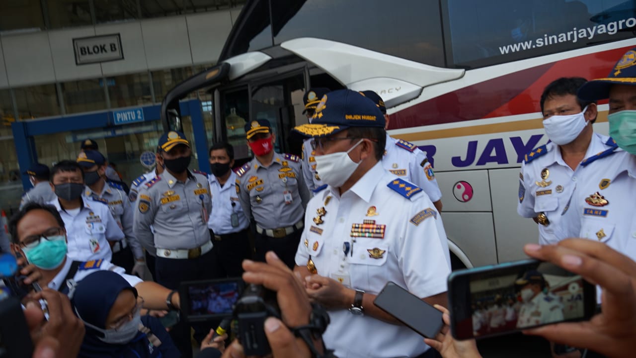 Dirjen Perhubungan Darat Kemenhub Budi Setiyadi Sosialisasi Protokol Kebiasaan Baru di Terminal Pulogadung beberapa waktu lalu