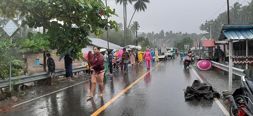 Warga menyelematkan diri dari ancaman banjir bandang yang menenggelamkan rumah mereka