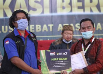 Perwakilan Anggota Serikat Pekerja PT NOK Indonesia menyerahkan wakaf tunai kepada Kepala Cabang ACT Bekasi Ishaq Maulana dalam acara Bekasi Berwakaf, Minggu (20/12). FOTO|ACT Bekasi