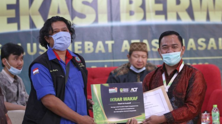 Perwakilan Anggota Serikat Pekerja PT NOK Indonesia menyerahkan wakaf tunai kepada Kepala Cabang ACT Bekasi Ishaq Maulana dalam acara Bekasi Berwakaf, Minggu (20/12). FOTO|ACT Bekasi