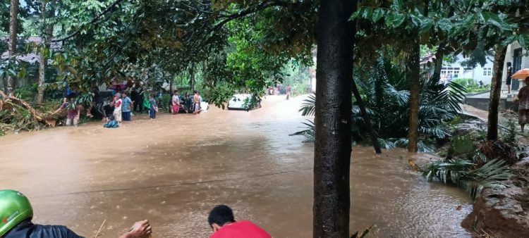Sungai Paruk Meluap, Ratusan Warga Banyumas Direndam Banjir