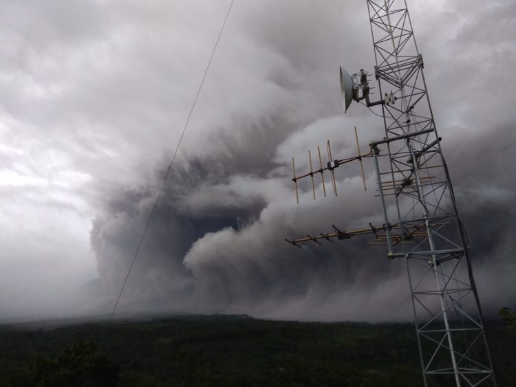 Gunung Semeru Meletus Muntahkan Lava Pijar