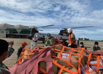 Pilot Chinook Gunakan ‘Precision Long Line’ Bawa Bantuan Gempa Sulbar