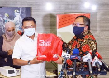Menristek/Kepala BRIN Serahkan GeNose C19 Kepada Kantor Staf Presiden