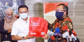 Menristek/Kepala BRIN Serahkan GeNose C19 Kepada Kantor Staf Presiden