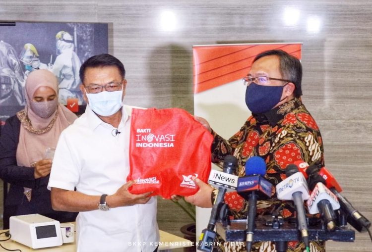 Menristek/Kepala BRIN Serahkan GeNose C19 Kepada Kantor Staf Presiden