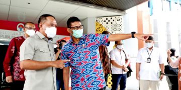 Menparekraf Sandiaga Uno (kanan) bersama Menpora Zainudin Amali (kiri) usai melakukan pertemuan di Graha Kemenpora, Jakarta, Selasa (5/1). Foto: Kemenpora RI