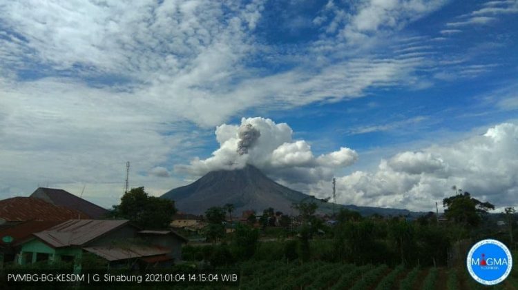 Sinabung Erupsi Tiga Kali, Kolom Abu Teramati Setinggi 1.000 Meter