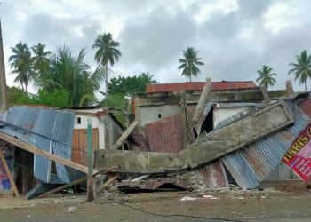 Rumah Warga dan Barak Sabhara Polda Mamuju Rusak