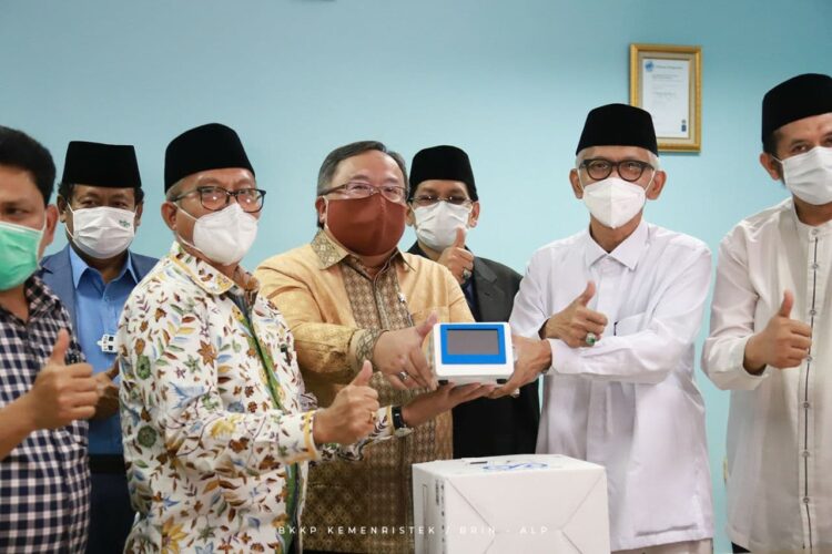 Menristek Serahkan GeNose C19 kepada MUI