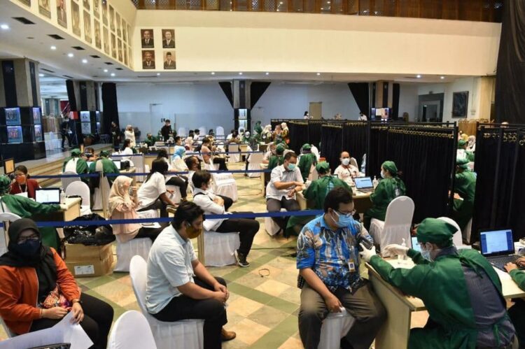 8.750 Pegawai Kemendikbud Divaksin