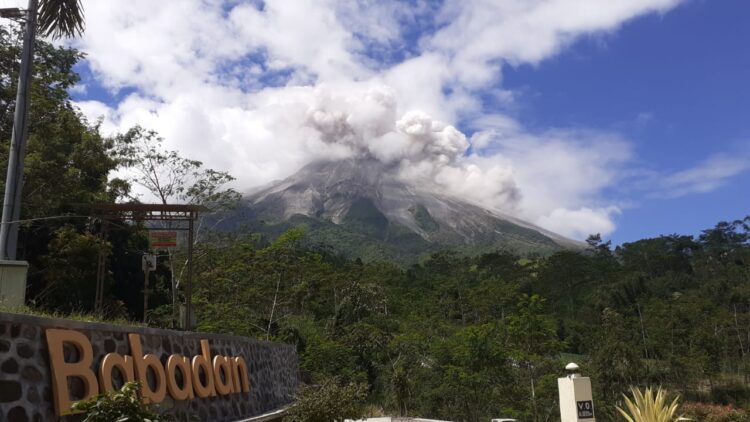 Gunung Merapi Luncurkan Awan Panas, Wilayah Boyolali Dilanda Hujan Abu Vulkanik