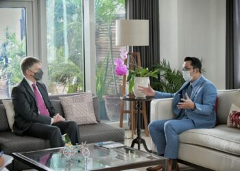 Gubernur Jawa Barat Ridwan Kamil bertemu Duta Besar Inggris untuk Indonesia Owen Jenkins di Jakarta, Kamis (14/4).