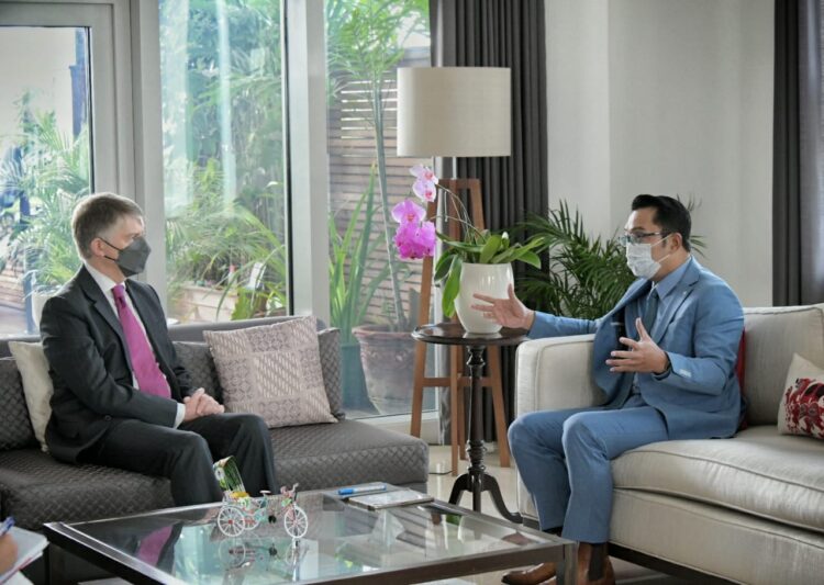 Gubernur Jawa Barat Ridwan Kamil bertemu Duta Besar Inggris untuk Indonesia Owen Jenkins di Jakarta, Kamis (14/4).