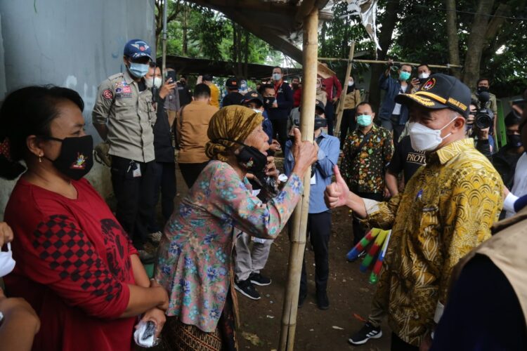 Menteri Koordinator Bidang Pembangunan Manusia dan Kebudayaan (Menko PMK) Muhadjir Effendy mengunjungi salah satu daerah kantong kemiskinan ekstrem di Kampung Bongol kelurahan Tegallega, Kecamatan Bogor Tengah, Kota Bogor, Jawa Barat, Minggu (24/4). Foto: Kemenko PMK