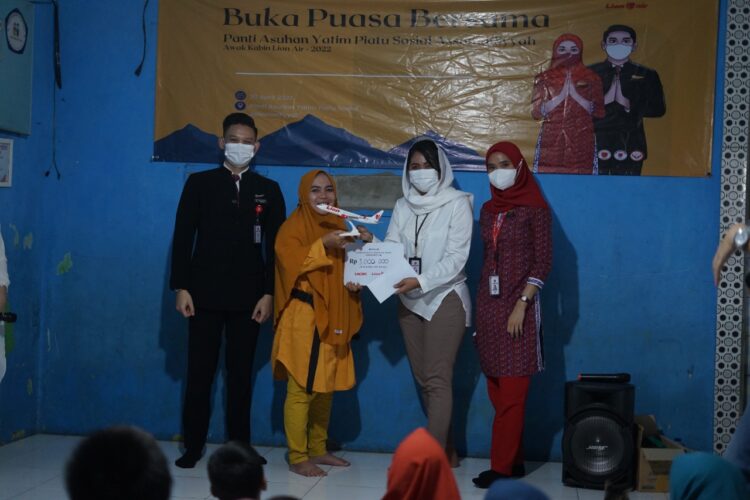 Berbagi Bersama Ala Awak Kabin Lion Air