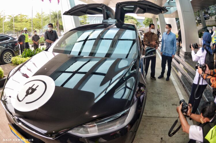 Bluebird Resmi Gunakan Mobil Listrik Sebagai Taksi