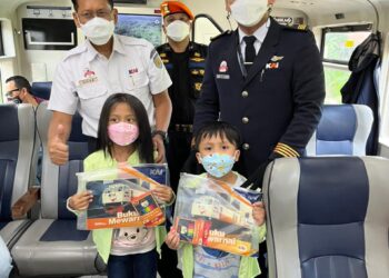 Sambut Lebaran, KAI Hadirkan Ornamen Idul Fitri dan Berikan Hadiah kepada Anak-Anak