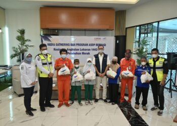 ASDP Salurkan 960 Paket Sembako di Tiga Pelabuhan Utama