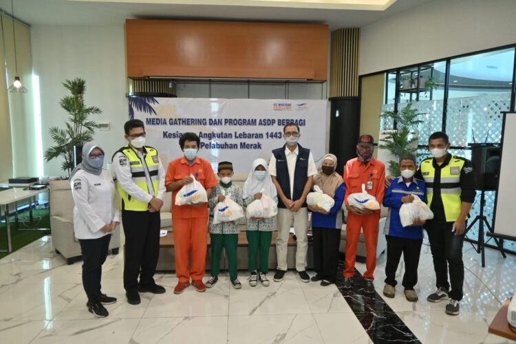 ASDP Salurkan 960 Paket Sembako di Tiga Pelabuhan Utama