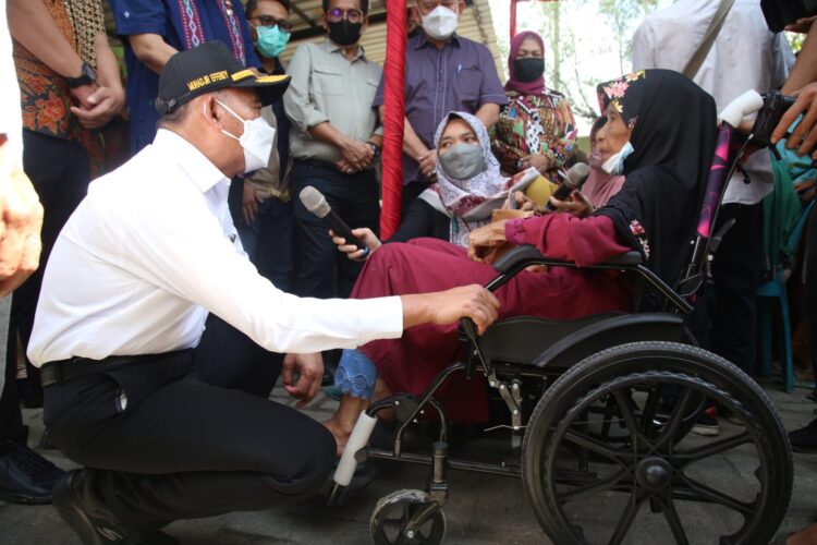 Menteri Koordinator Bidang Pembangunan Manusia dan Kebudayaan (Menko PMK) Muhadjir meninjau penyaluran bansos di Kantor Kecamatan Medan Belawan, Sabtu (16/4). Foto: Kemenko PMK