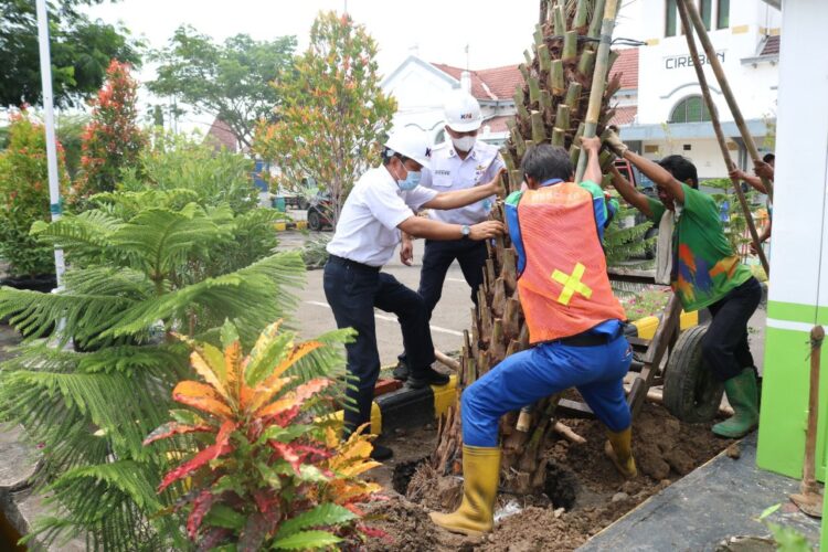 Peduli Lingkungan, PT KAI Tanam 200 Pohon di Kota Semarang