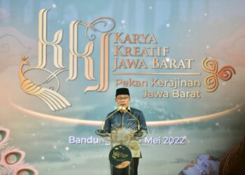 Gubernur Jawa Barat Ridwan Kamil mengimbau pelaku Usaha Mikro, Kecil, dan Menengah (UMKM) di Jawa Barat menghemat penggunaan karbon