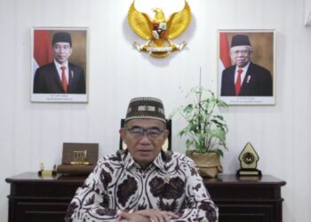 Menko PMK Muhadjir Effendy memberikan sambutan pada Penyerahan SK Kemendikbudristek RI dan Peresmian Universitas Muhammadiyah Karanganyar (Umuka), Selasa (7/6).
