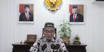 Menko PMK Muhadjir Effendy memberikan sambutan pada Penyerahan SK Kemendikbudristek RI dan Peresmian Universitas Muhammadiyah Karanganyar (Umuka), Selasa (7/6).