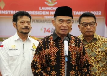 Menko PMK Muhadjir Effendy memberi sambutan dalam peluncuran Instruksi Presiden Nomor 4 Tahun 2022 tentang Percepatan Penghapusan Kemiskinan Ekstrem, Selasa (13/6).