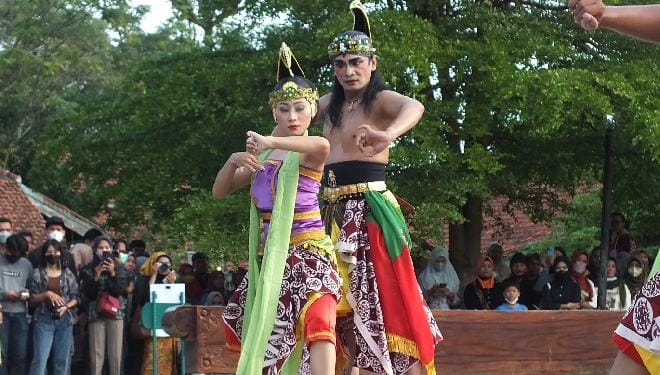 Pagelaran Tari Lengger di Banyumas yang Melampaui Gender Biner