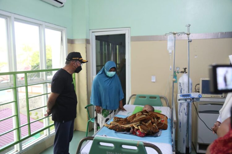 Menteri Koordinator Bidang Pembangunan Manusia dan Kebudayaan (Menko PMK) Muhadjir Effendy menengok penanganan anak penderita gizi buruk di RSUD Dr Chasan Boesoirie, Kota Ternate, Maluku Utara pada Minggu (12/6).