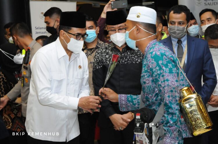 Menko PMK dan Menhub Sambut Kepulangan Jemaah Haji Gelombang Pertama di Bandara Soekarno Hatta