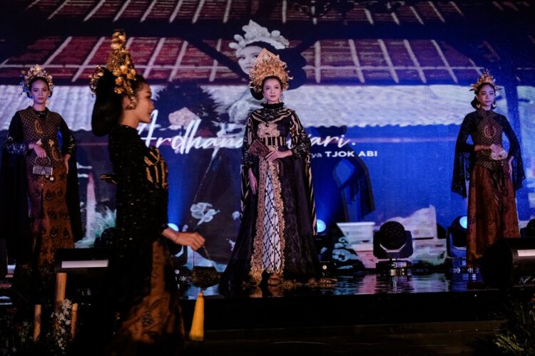 Fashion Show dan Pameran Berbagai Produk Ekonomi Kreatif di WCCE 2022 di Bali