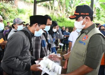 Kepala BNPB Serahkan Dana Stimulan Kepada 647 Warga Korban Gempa Bumi Cianjur di Desa Nagrak