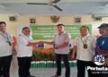 Perhutani KPH Kuningan Salurkan TJSL ke LMDH Hanjuang Kasintu