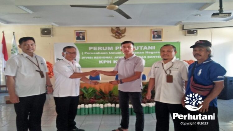 Perhutani KPH Kuningan Salurkan TJSL ke LMDH Hanjuang Kasintu