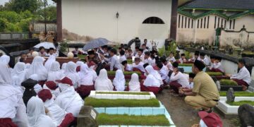 Rombongan SDNU Pemanahan Kunjungi Makam Rois Syuriah NU Pertama di Jogja