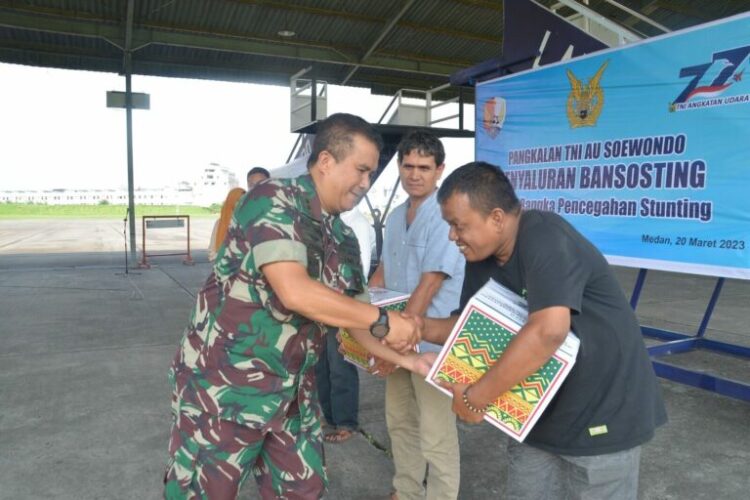 Lanud Soewondo Berikan Bansos kepada Masyarakat Sekitar