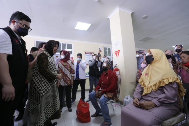 Menteri Sosial Melihat Langsung Operasi Penderita Katarak di RSUD Simpang Lima Gumul Kediri