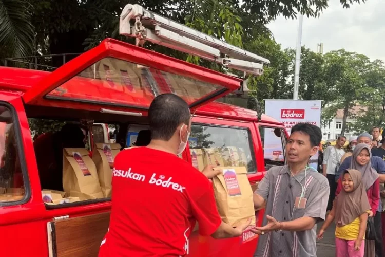 Bodrex Berbagi Berkah Ramadhan Melalui Food Truck Menjelang Berbuka Puasa