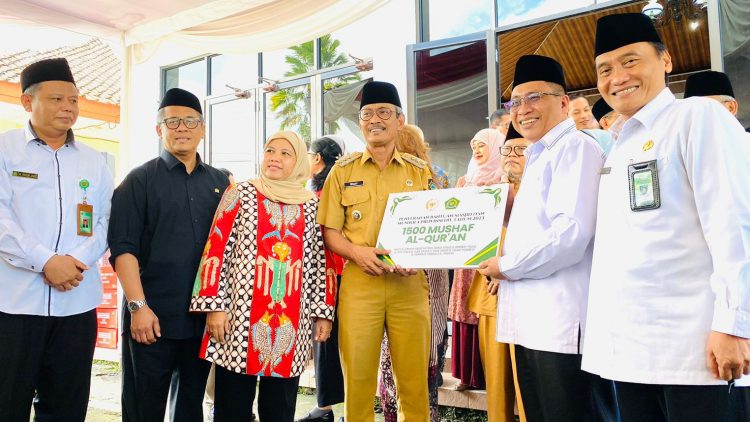 Kemenag Beserta DPR RI Berikan 1500 Mushaf Al-Qur’an ke Beberapa Tempat Ibadah di Kulon Progo