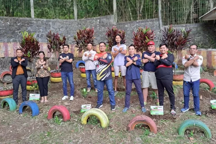 Xpander Mitsubishi Owner Club Adakan Kegiatan Penanaman Bibit Pohon Nangka dan Jambu di Kota Batu