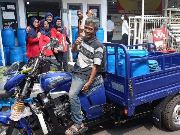 Dukung Lingkungan Berkelanjutan, ASDP Salurkan Bantuan Motor Gerobak dan Komposter Sampah
