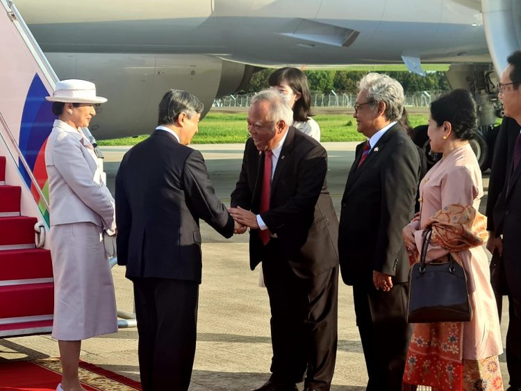 Menteri Basuki Sambut Kedatangan Kaisar Jepang di Bandara Soekarno-Hatta