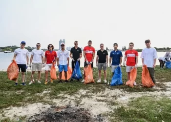 Jajaran Pembalap dan Tim Formula E Bersihkan Pantai di Kawasan Sirkuit Jaya Ancol